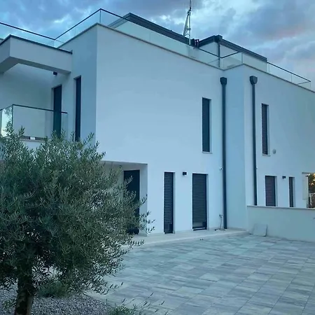Lujo Porec Фунтана